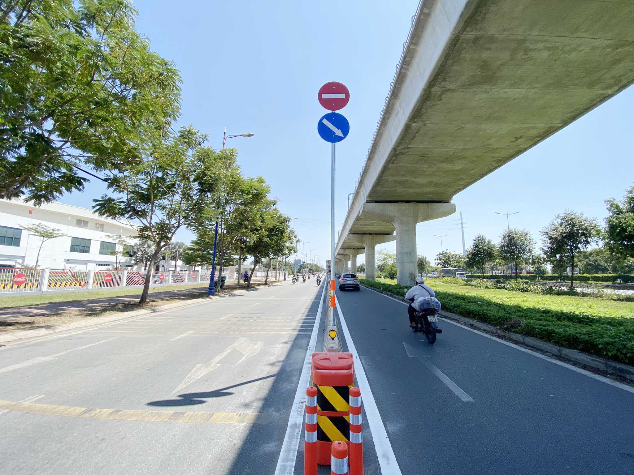 Đơn vị quản lý tuyến đường song&nbsp;hành Xa lộ Hà Nội đang triển khai lắp dải phân cách