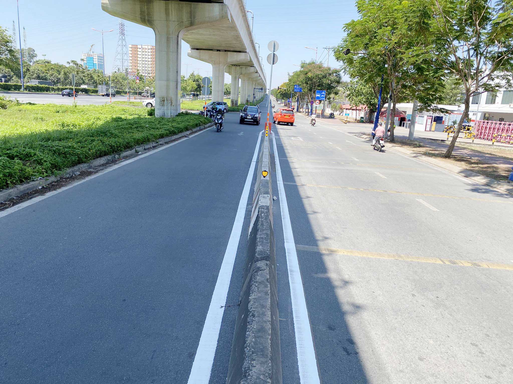 Việc lắp dải phân cách nhằm đảm bảo an toàn giao thông trên tuyến đường