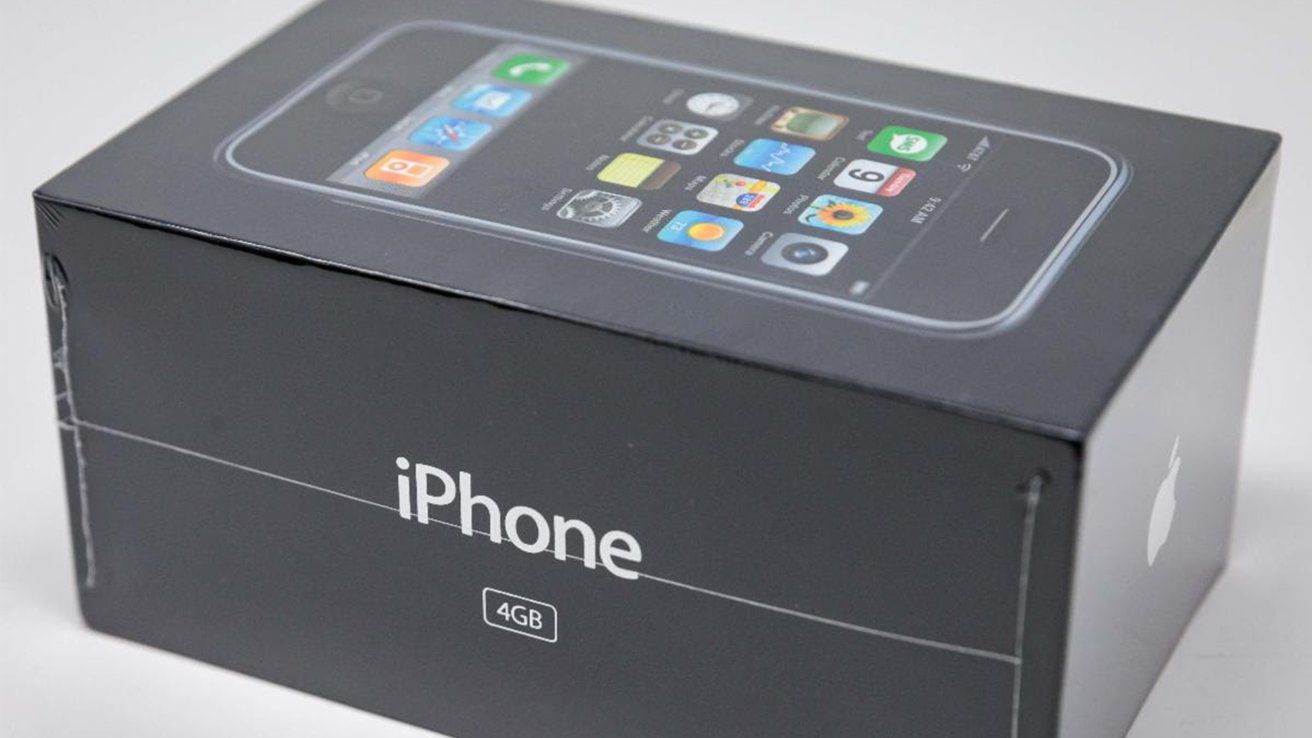 Chiếc&nbsp;iPhone đầu tiên nguyên hộp vừa được bán đấu giá 3,2 tỷ đồng.
