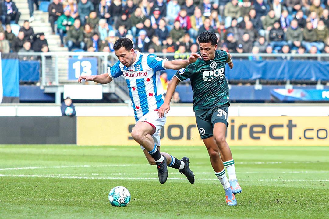 Oratmangoen (áo xanh lá) và Thom Haye (áo sọc xanh dương-trắng) đối đầu với nhau tại giải Hà Lan. (Ảnh: BSR Agency/Getty)