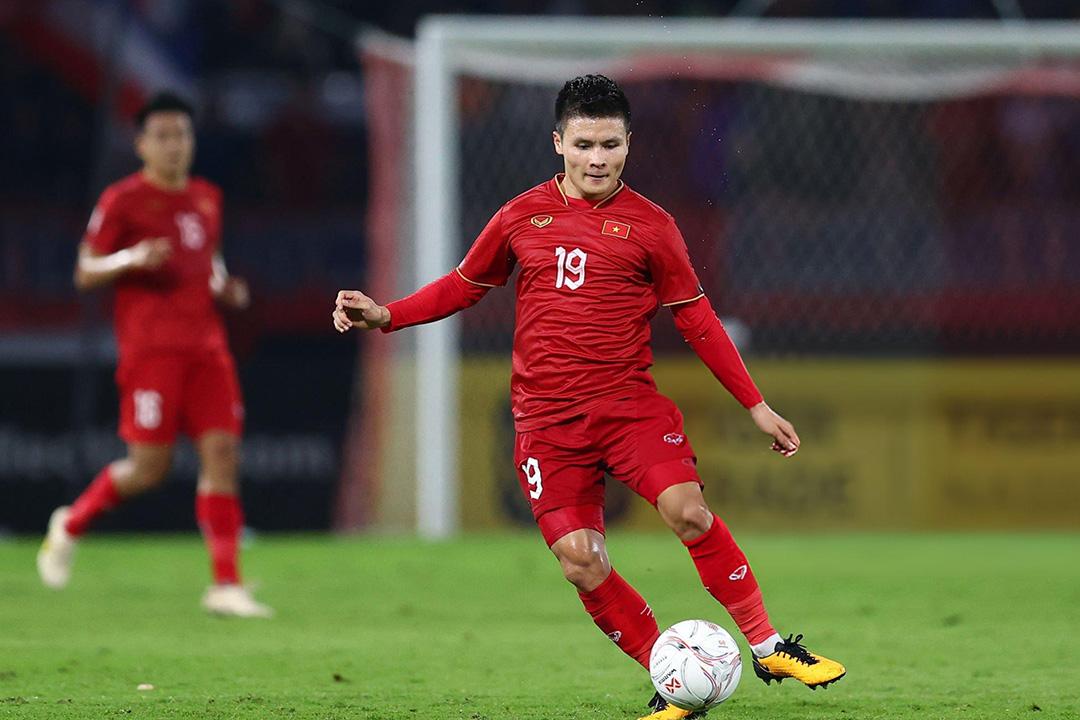 Quang Hải (áo đỏ) được chờ đợi sẽ xuất hiện ở trận đấu lượt về. (Ảnh: Pakawich Damrongkiattisak/Getty)