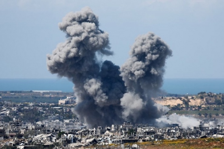 Các cuộc tấn công vẫn tiếp tục diễn ra tại Dải Gaza bất chấp nghị quyết của HĐBA LHQ. Ảnh: Reuters