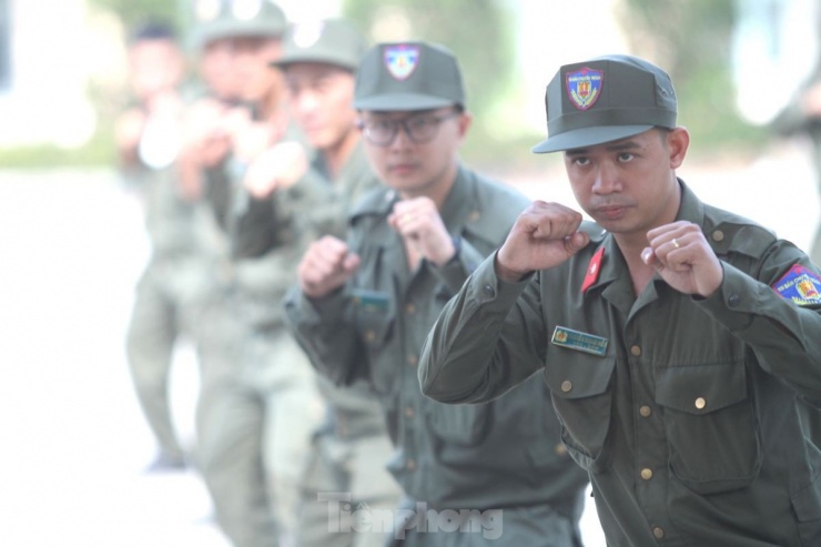 Các chiến sĩ được học những nội dung quy định của pháp luật về công tác quản lý, sử dụng vũ khí, vật liệu nổ, công cụ hỗ trợ và các văn bản hướng dẫn thi hành; cấu tạo, tính năng, tác dụng của một số loại công cụ hỗ trợ.