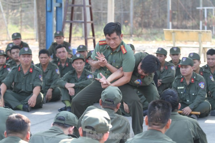 Bên cạnh đó, lực lượng 113 bán chuyên trách được huấn luyện kỹ năng sử dụng đối với một số loại công cụ hỗ trợ; hướng dẫn một số động tác cơ bản trong võ thuật dùng để chống trả, khống chế khi bị đối phương sử dụng hung khí tấn công.