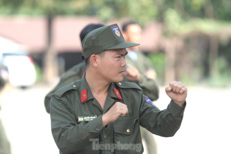 Học viên tích cực tập luyện các thế võ để trấn áp tội phạm.