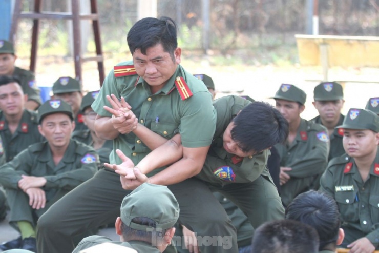 Báo cáo viên hướng dẫn học viên cách quật ngã đối tượng