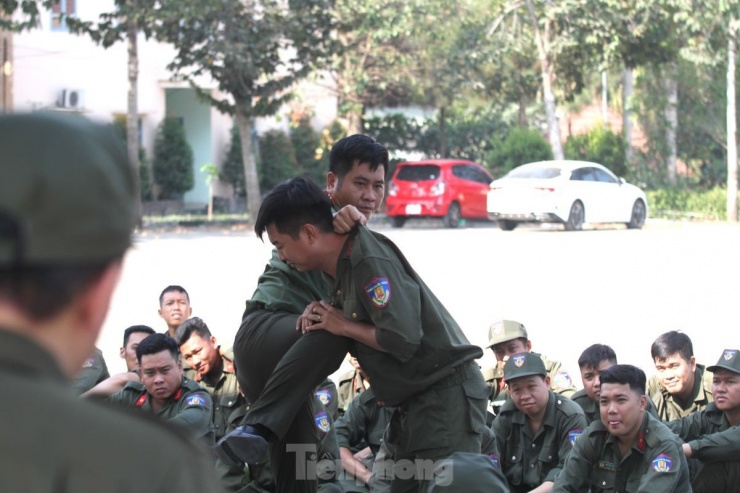 Đại diện lãnh đạo Phòng Cảnh sát quản lý hành chính về trật tự xã hội Công an tỉnh Bình Dương cho biết, việc huấn luyện nhằm trang bị những kiến thức cơ bản về nghiệp vụ cho lực lượng 113 bán chuyên trách, phục vụ hiệu quả công tác phối hợp bảo đảm an ninh trật tự tại địa phương.