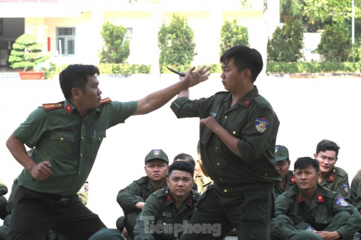 Báo cáo viên hướng dẫn học viên cách chống trả khi bị tấn công bằng dao ngắn