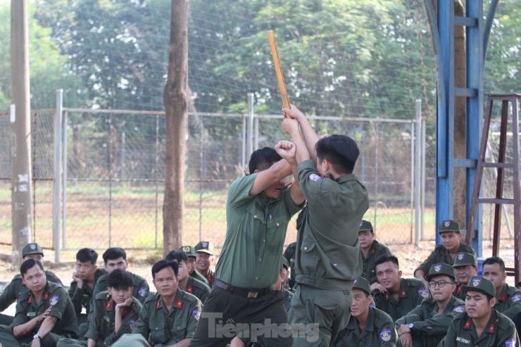 Báo cáo viên hướng dẫn học viên cách chống trả trong trường hợp bị tấn công bằng gậy