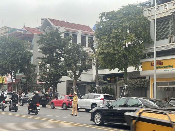 Lực lượng chức năng xuất hiện gần khu vực nhà riêng ông Phạm Hoàng Anh, Phó Bí thư tỉnh Vĩnh Phúc. Ảnh: XUÂN NGUYỄN