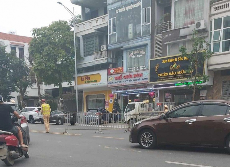 Lực lượng chức năng rào chắn một phần đường phố Quang Trung, hạn chế tiếp xúc gần khu vực nhà riêng ông Hoàng Anh. Ảnh: PV