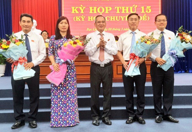 Ông Ngô Vũ Thăng và ông Huỳnh Hữu Trí (từ phải qua trái) được bầu làm Phó Chủ tịch UBND tỉnh Bạc Liêu nhiệm kỳ 2021 – 2026.