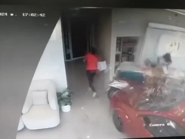 Video: Thót tim cảnh ô tô điên lao vào tiệm spa, nhân viên may mắn thoát chết