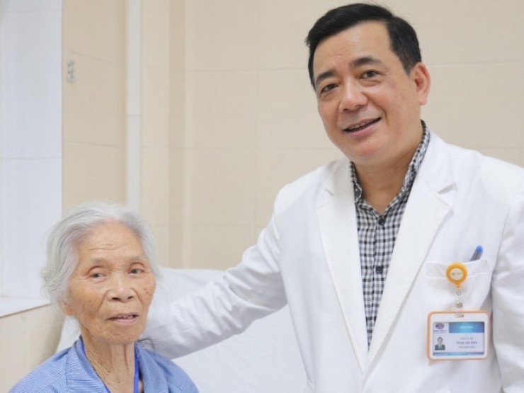 Phẫu thuật thành công ung thư đại tràng cho cụ bà 95 tuổi