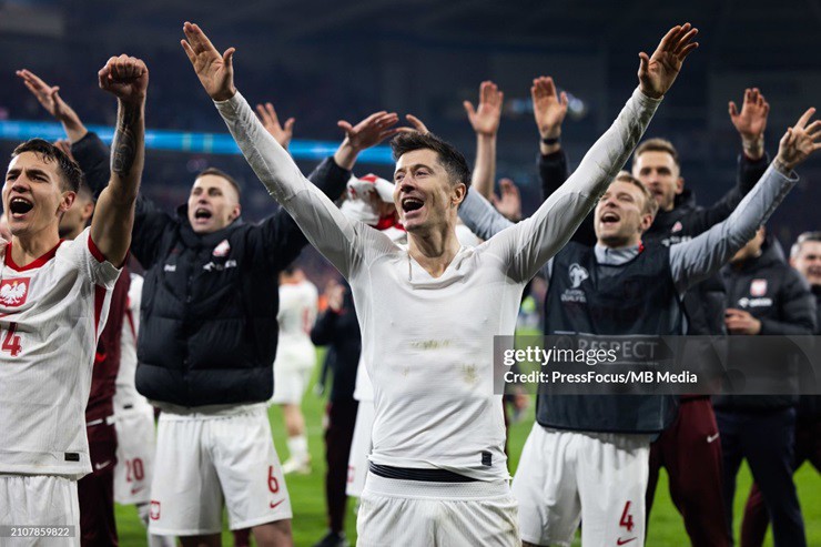 Lewandowski và đồng đội ăn mừng tấm vé lọt vào VCK EURO 2024