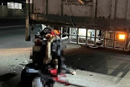 Tin tức trong ngày - Tông vào xe tải, 2 thanh niên tử vong tại chỗ