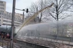 Thế giới - Video: Nông dân châu Âu dùng xe chở phân đấu vòi rồng của cảnh sát