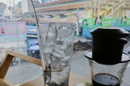 Thị trường - Tiêu dùng - Lý do người Việt vẫn “đi cà phê” mỗi ngày bất chấp kinh tế khó khăn?