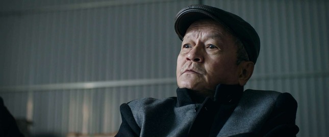 NSƯT Quốc Trọng trong vai Ông Đông. Nhân vật có tính cách độc đoán, vũ phu, thích dùng bạo lực để giải quyết vấn đề.