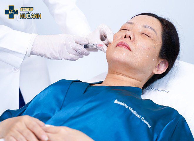 Bác sĩ Huế Anh thực hiện kỹ thuật tiêm 5 điểm B.A.P