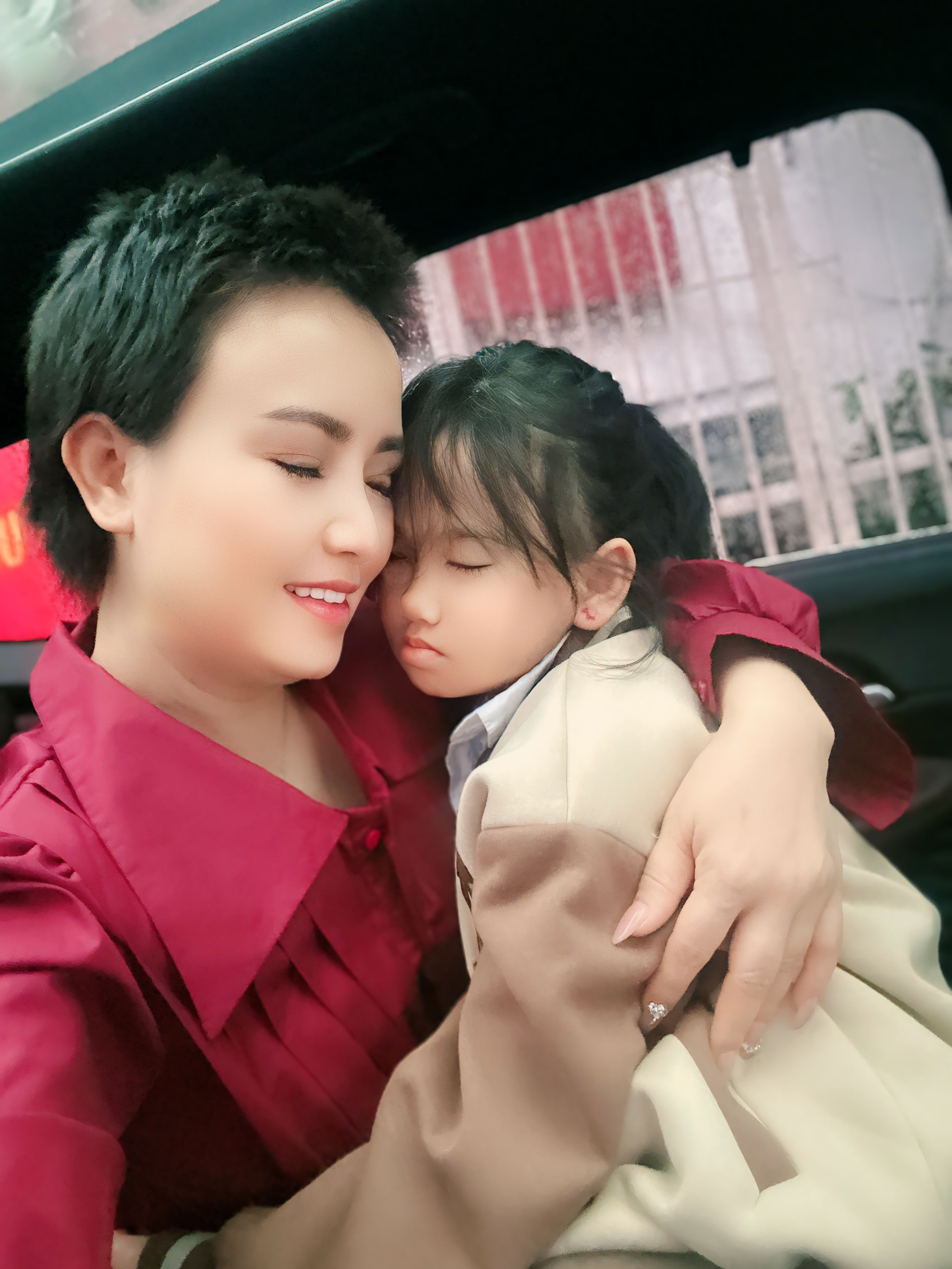Hoàng Yến đưa con gái út đi học