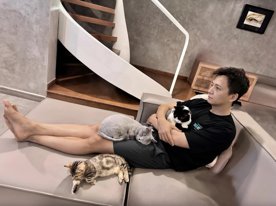 Nam ca sĩ dành thời gian thư giãn, chăm sóc mèo cưng