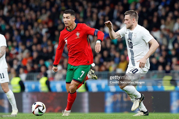 Ronaldo bất lực trước hàng thủ Slovenia