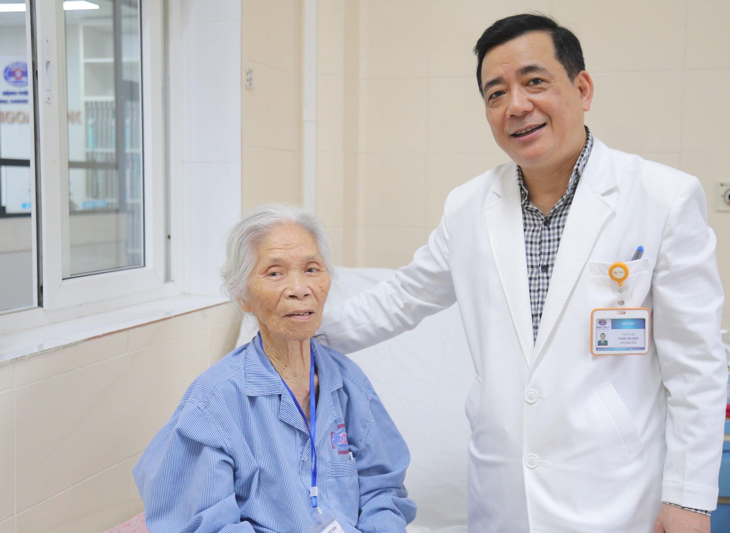 PGS.TS Phạm Văn Bình, Phó Giám đốc chuyên môn, Trưởng khoa Ngoại bụng I, Bệnh viện K thăm khám cho bệnh nhân.&nbsp;