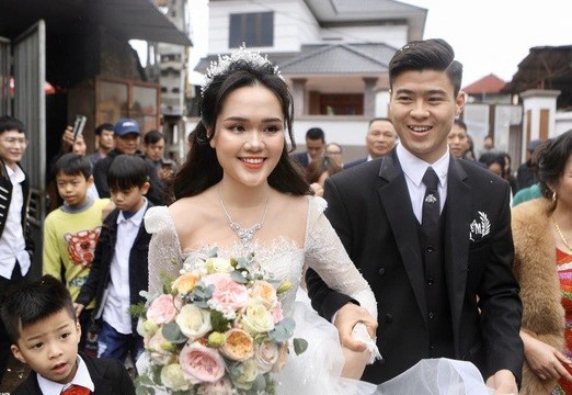 Loạt đám cưới của Quang Hải và các cầu thủ tổ chức sân vận động có gì đặc biệt? - 16