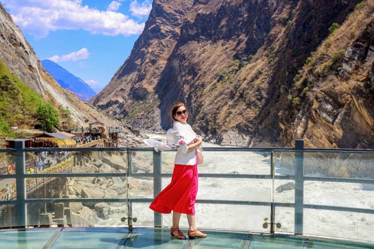 Du khách check-in trên chiếc cầu kính bắc qua dòng sông Kim Sa