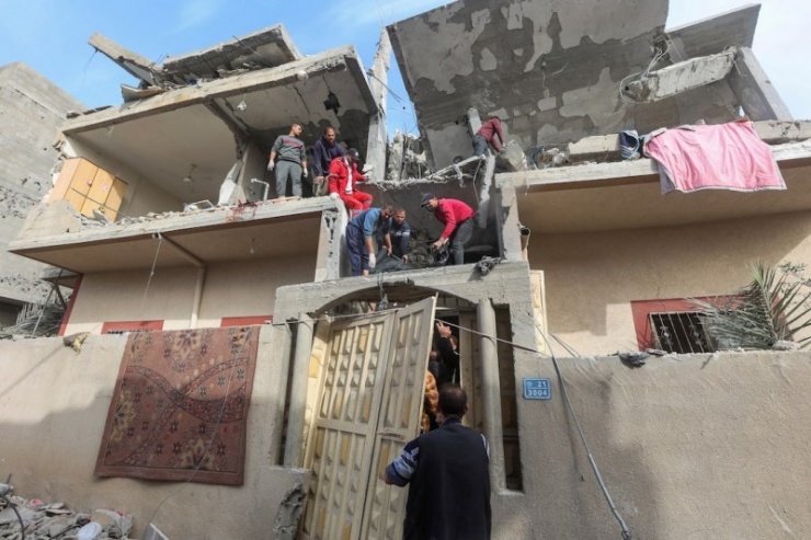 Một ngôi nhà bị bom Israel phá hủy tại Rafah. Ảnh Reuters.&nbsp;