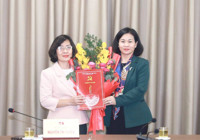 Phó Bí thư Thường trực Thành ủy Hà Nội Nguyễn Thị Tuyến (bên phải) trao quyết định điều động bà Nguyễn Tố Quyên đến nhận công tác tại Sở KH&amp;CN Hà Nội.