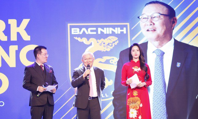 Ông Park Hang-seo chia sẻ tại lễ xuất quân của Câu lạc bộ bóng đá Bắc Ninh FC. Ảnh: Nguyễn Thắng