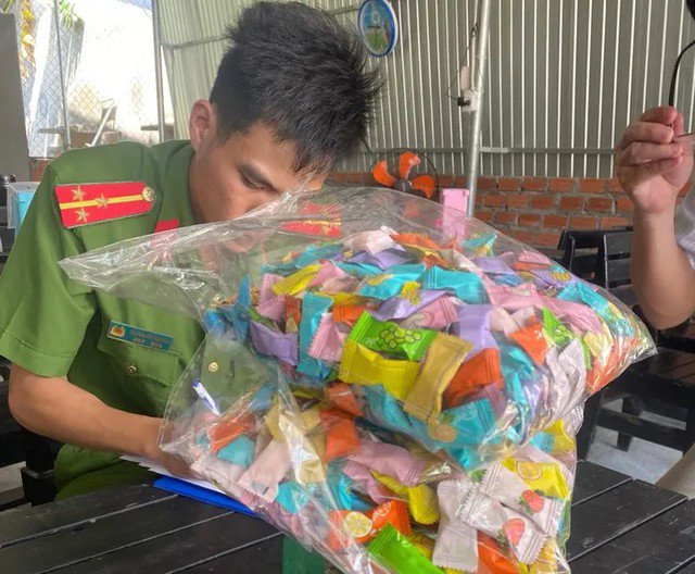 Số kẹo không rõ nguồn gốc được tạm giữ. Ảnh: V.T