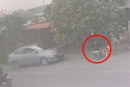 Tin tức trong ngày - Thót tim cảnh ô tô tập lái ủi bay người đàn ông ngồi ven đường