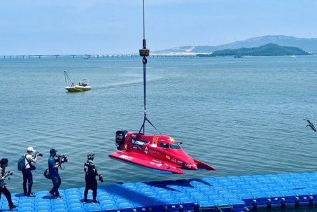 Cỗ máy "đua xé nước" giá 18 tỷ đồng được hạ thủy ở Bình Định