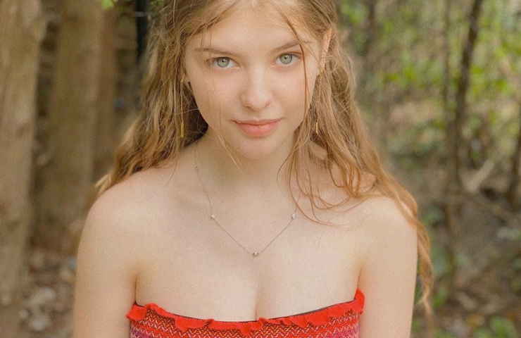 Lyliana Wray (sinh năm 2004, tại Mỹ) nổi tiếng từ năm 16 tuổi, với vẻ đẹp được ví như thiên thần.
