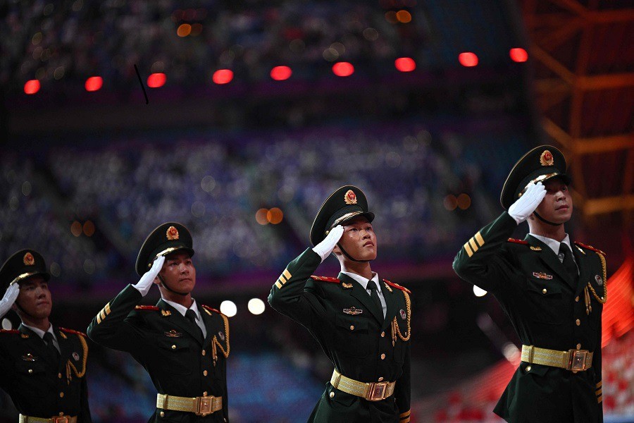 Quân nhân Trung Quốc trong lễ thượng cờ. Ảnh: AFP