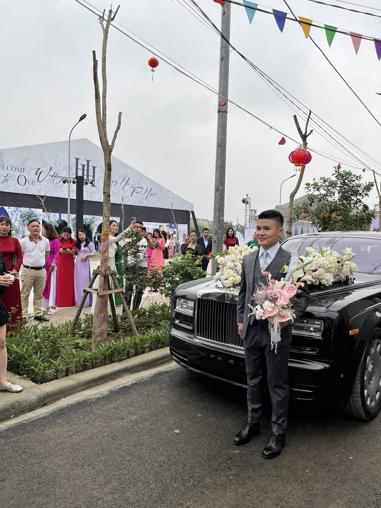 Chú rể Quang Hải xuất hiện bảnh bao, đứng chụp hình trước xe đón dâu