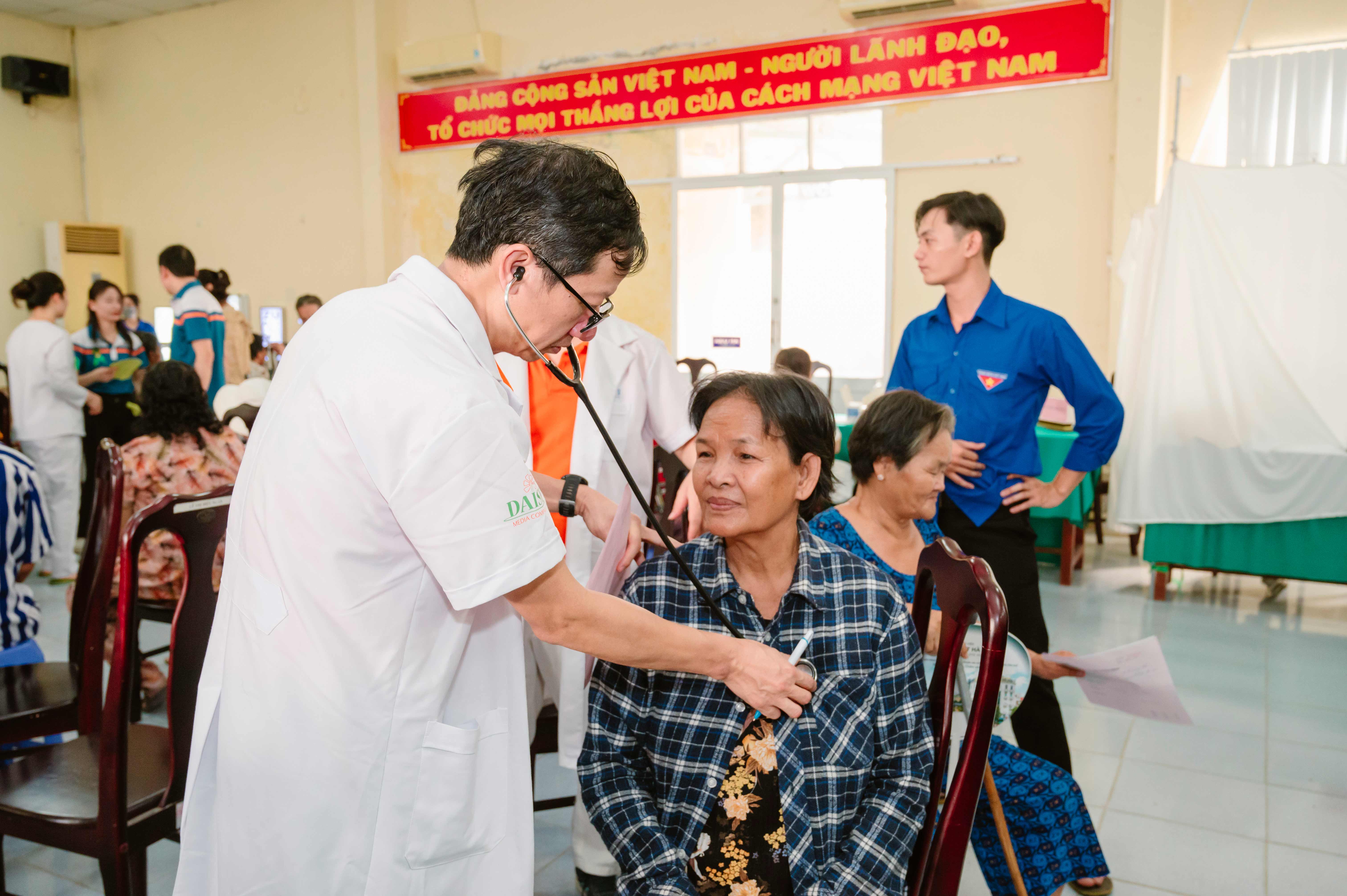 Đoàn bác sĩ ân cần khám bệnh cho người dân