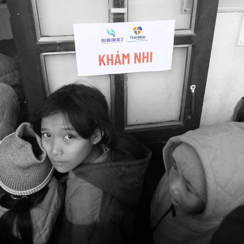 Các em bé huyện Mèo Vạc, tỉnh Hà Giang đến thăm khám trong chương trình “Theo dấu chân bác sĩ” tháng 9 năm 2023