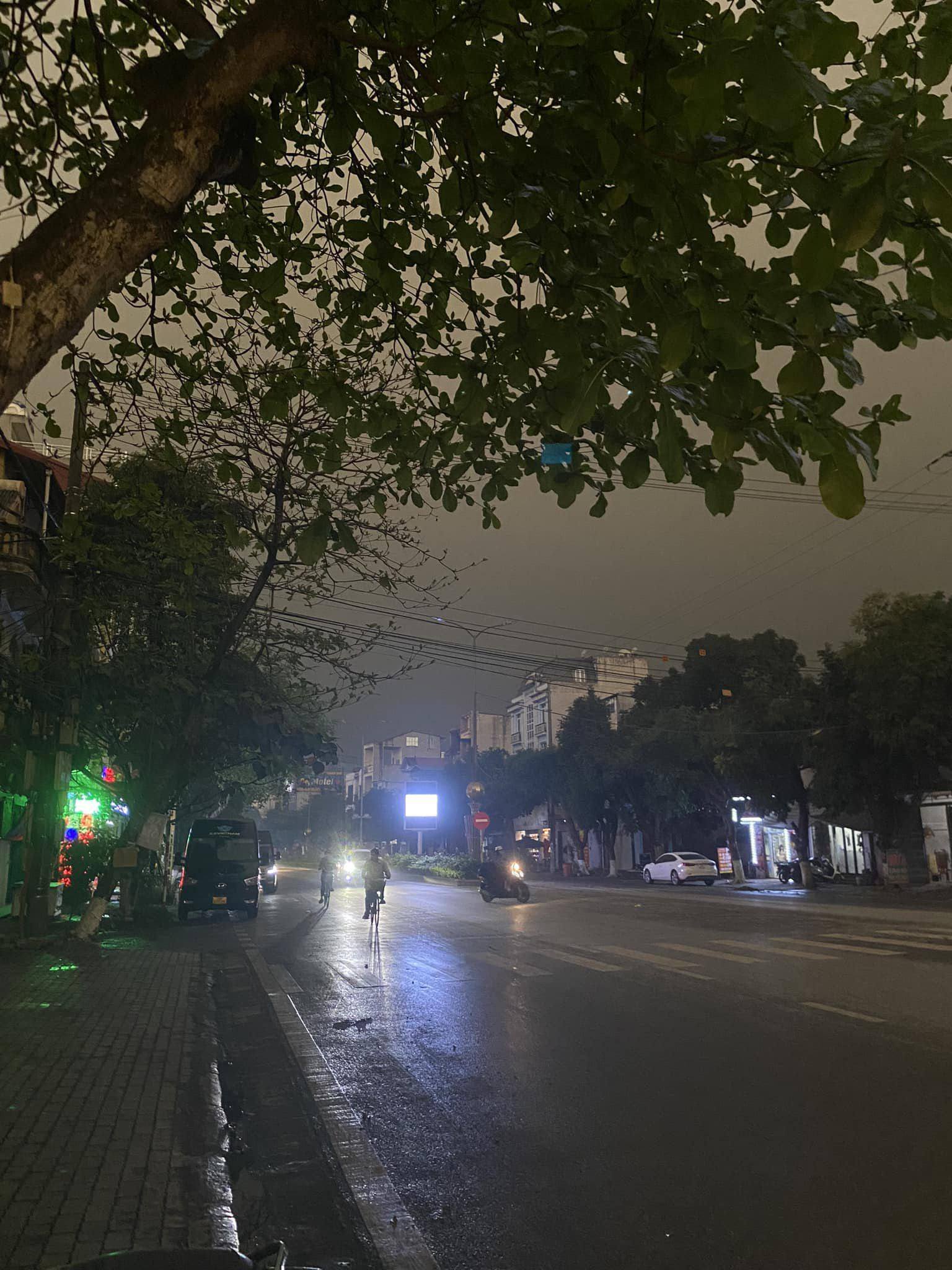 Dù giữa trưa nhưng nhiều phương tiện di chuyển trên đường phải bật đèn pha. Ảnh: Yên Bái Toàn Cảnh