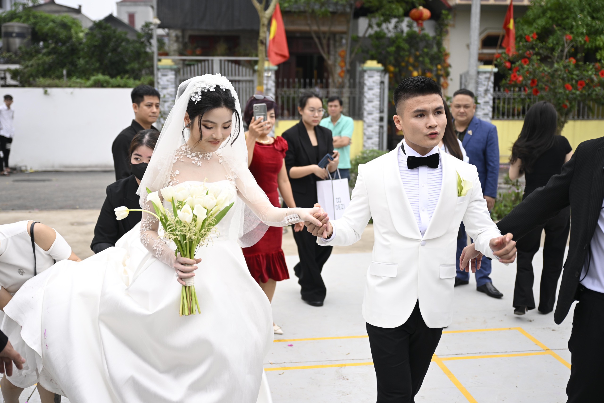 Khoảng 16h, cô dâu Chu Thanh Huyền và chú rể Quang Hải sánh bước bên nhau trong một trang phục cưới mới, cùng bước tới địa điểm tổ chức lễ cưới.