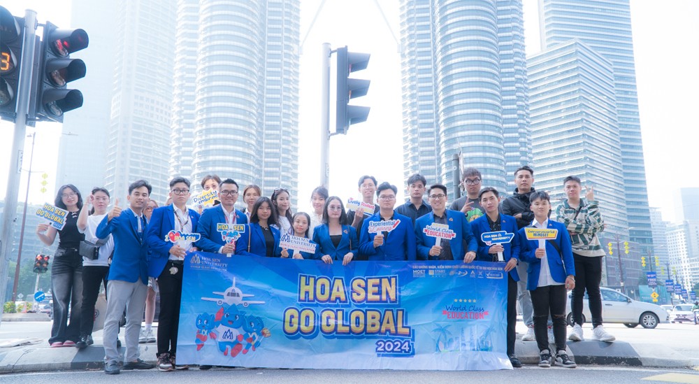 Các bạn sinh viên chương trình Hoa Sen Go Global tham quan tháp đôi Petronas Malaysia.