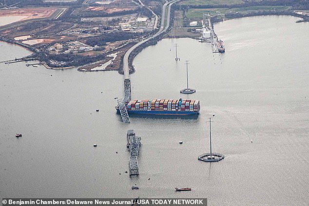 Hiện trường vụ tàu container có tải trọng 105.000 tấn đâm sập cầu ở Mỹ.