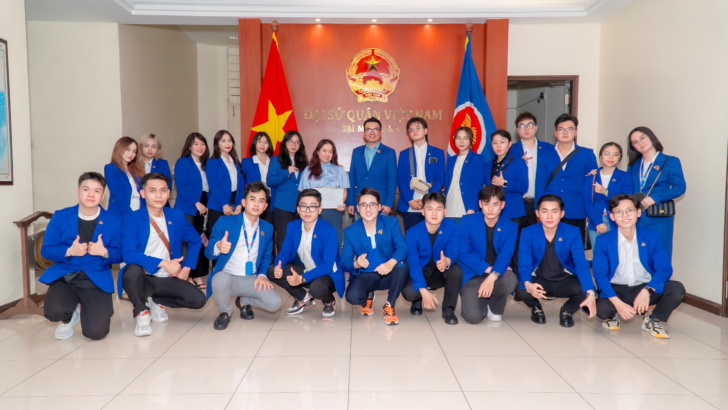 Đoàn Hoa Sen Go Global thăm và gặp gỡ Đại diện Đại sứ Quán Việt Nam tại Malaysia.