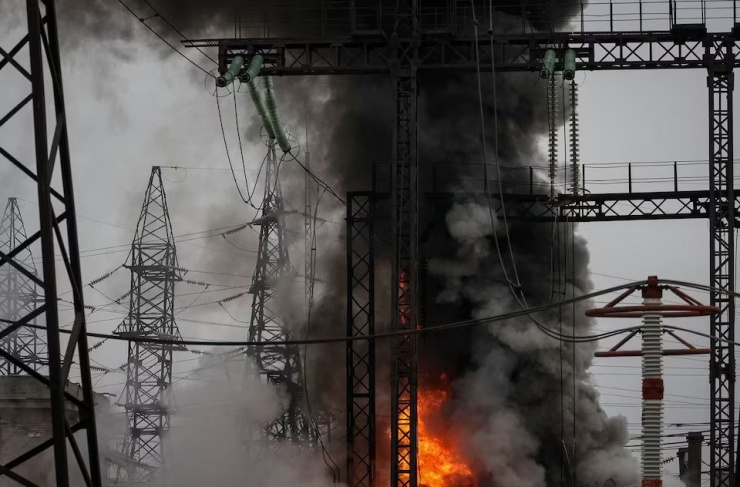 Một đường dây điện cao thế bốc cháy ở tỉnh Kharkiv (Ukraine) ngày 22-3 sau khi trúng không kích. Ảnh: REUTERS