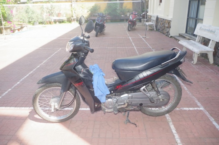 Người dân vây bắt đối tượng có 5 tiền án giở chiêu "đá xế" - 2