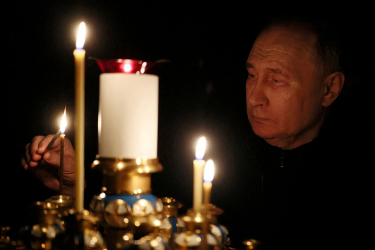 Tổng thống Vladimir Putin thắp nến tưởng nhớ các nạn nhân thiệt mạng trong vụ tấn công nhà hát ở Moscow. Ảnh: SPUTNIK/REUTERS