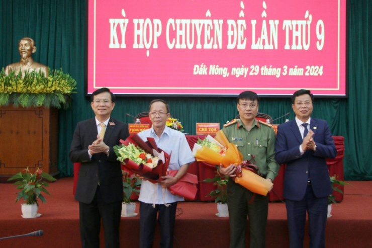 Lãnh đạo tỉnh Đắk Nông chúc mừng Đại tá Nguyễn Thanh Liêm. Ảnh: DP